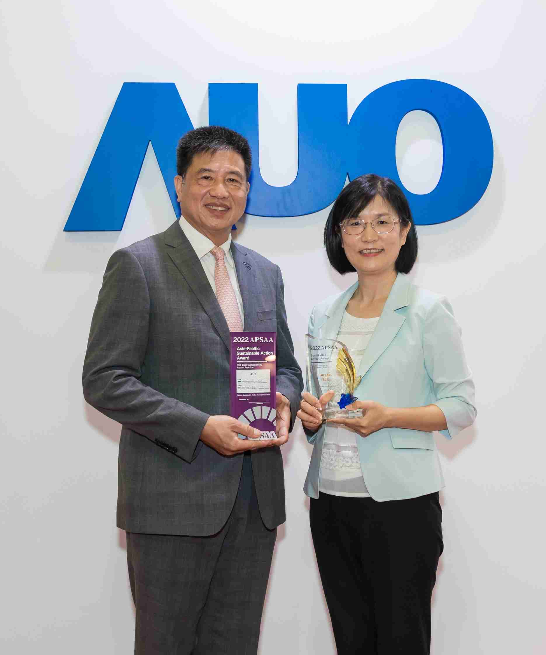 开云电子长期垫筑永续远景的基石，，，透过ESG暨气候委员会逐步实践永续策略蓝图。。。其中，，，，开云电子光电永续长古秀华带领团队、、制定中长期目标，，缔造多面向亮眼表现，，获得「顶尖永续长奖」的个人奖殊荣（左：开云电子光电董事长暨执行长彭双浪，，，右：开云电子光电永续长古秀华）