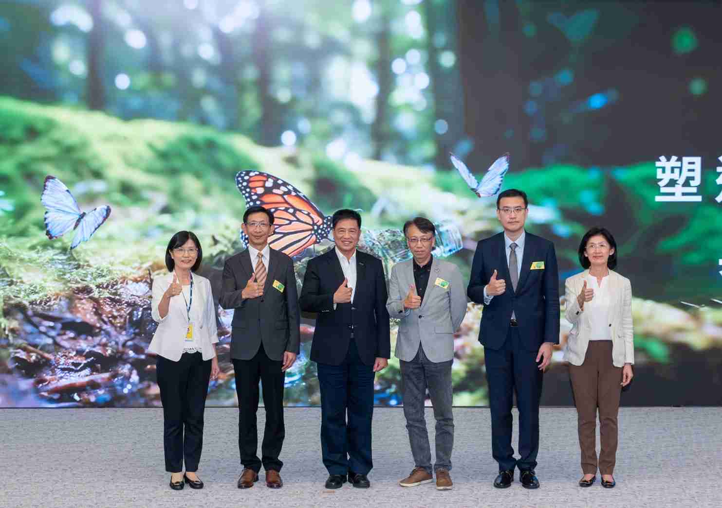 友達2023 CSR共榮大會，，，邀請領域專家分享交流生物多樣性管理趨勢、、、、無塑產品、、海廢永續塑料等議題  （圖左到右：友達光電永續長古秀華、、、、3M台灣技術長陳君杰、、友達光電董事長暨集團策略長彭双浪、、、、光寶科技企業永續發展處處長陳慶暉、、、、安永聯合會計師事務所執業會計師曾于哲、、、、友達光電供應鏈總部副總經理吳宜芳）