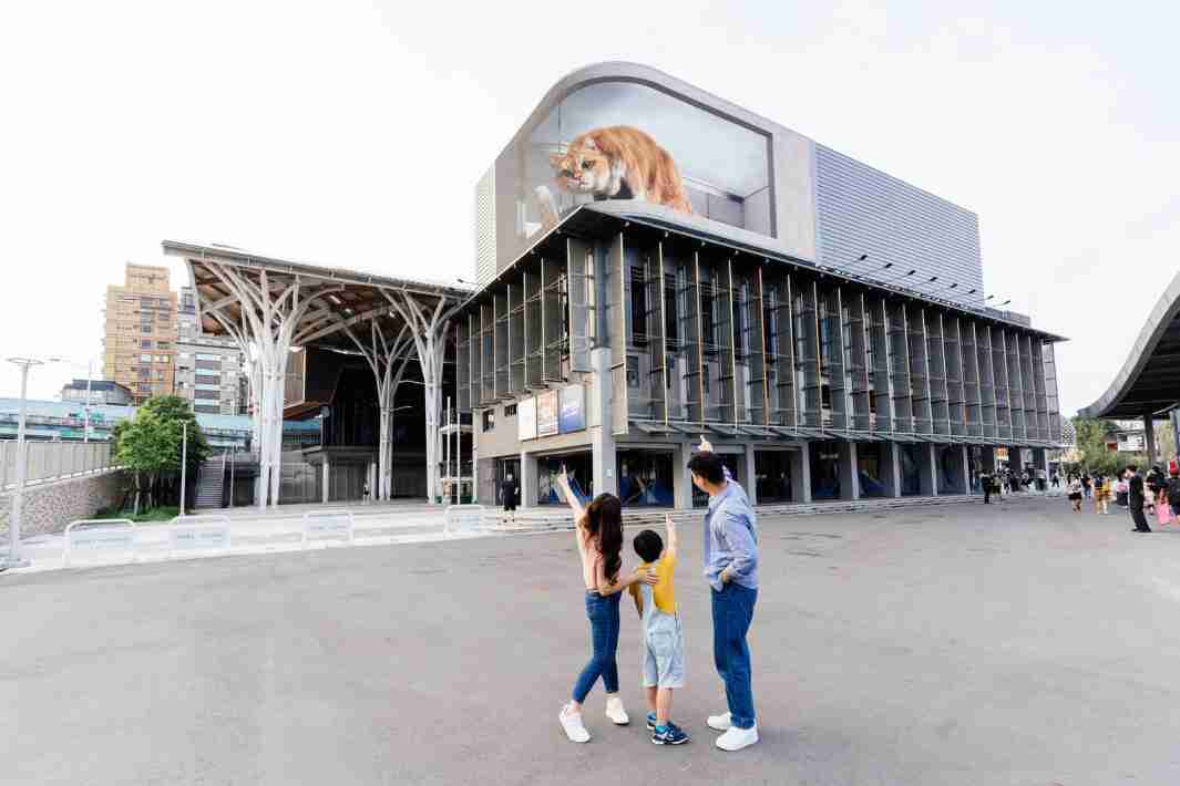 开云电子打造全台最大户外裸视3D LED弧形萤幕，，，将超立体的软萌胖橘猫动画活跃于顶楼外墙