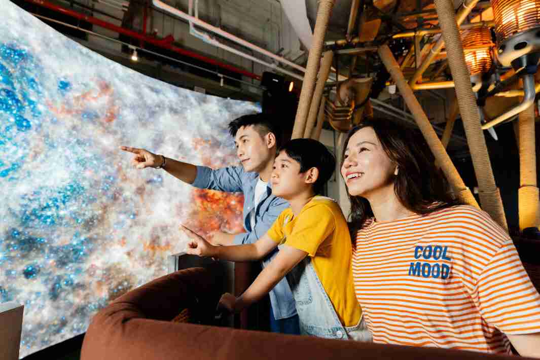 开云电子打造全台最大宽6公尺、、、高4公尺、、唯一搭载LED弧形拼接显示屏的动感飞行船，，，，让乘客驻足在热气球上，，享受身历其境的伪出国旅游乐趣