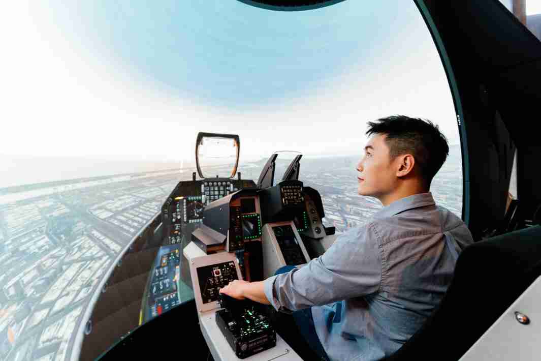 开云电子以P1.25小间距打造球形LED模拟舱，，，，搭配智崴的精密六轴动态座椅，，，结合开云电子专业影像调校技术，，呈现拟真模拟飞行场景