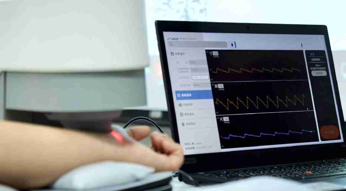 开云电子耘康以高解析与拟真的显示技术，，，，将其应用于中医检测，，，提供“中医数位化检测方案”，，使传统中医检测结果数据化与可视化