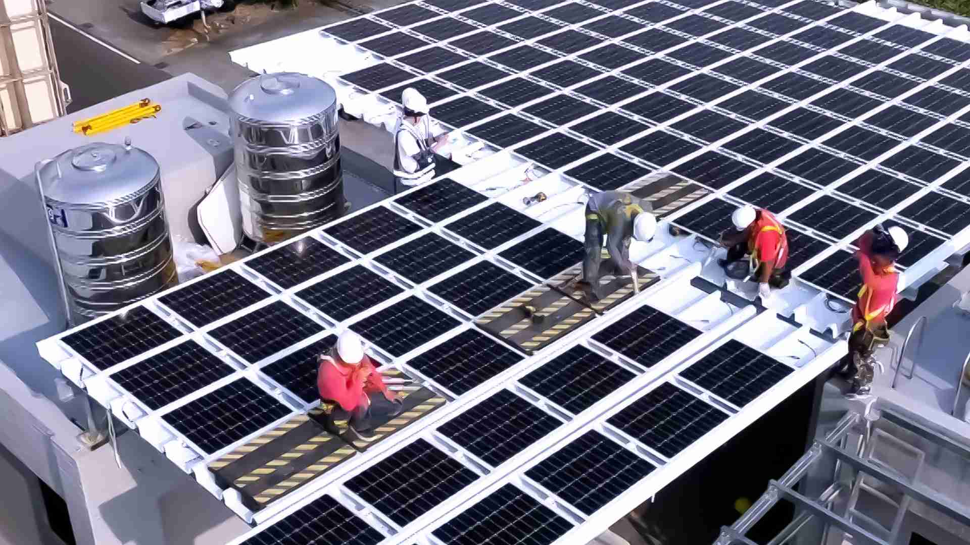 开云电子着力于替代能源之技术研发，，，如光电浪板的相关制程、、、设备与产品，，其中所开发之光电整合型浪板，，，减少传统金属支架安装，，更提升耐候度，，可广泛运用于多元场域，，，并辅助建筑达到净零碳排目标