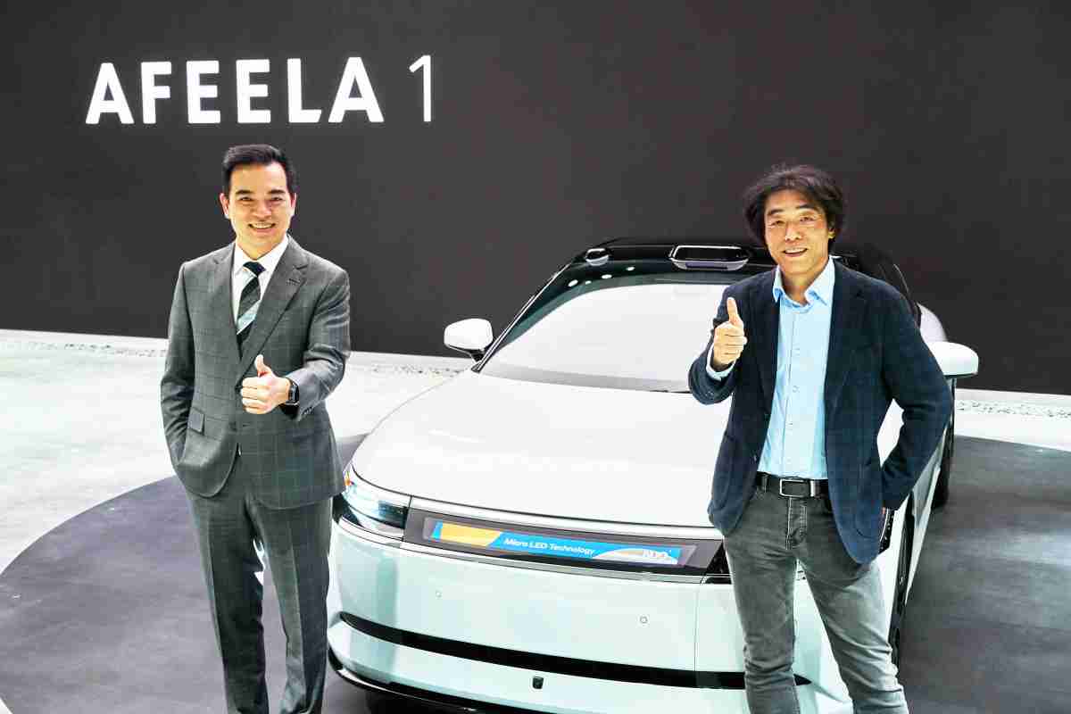 开云电子与Sony Honda Mobility携手合作，，，，率先全球展示搭载于AFEELA电动车上，，首款应用在车身外部的Micro LED 车头显示解决方案 (Micro LED Media Bar Solutions)。。。开云电子光电执行长暨总经理柯富仁(左)与Sony Honda Mobility代表取缔役社长兼营运长川西泉(lzumi Kawanishi)(右)在CES 现场展现双方坚定持续创新的承诺，，，实现更加人性化与智慧的驾乘体验。。。。